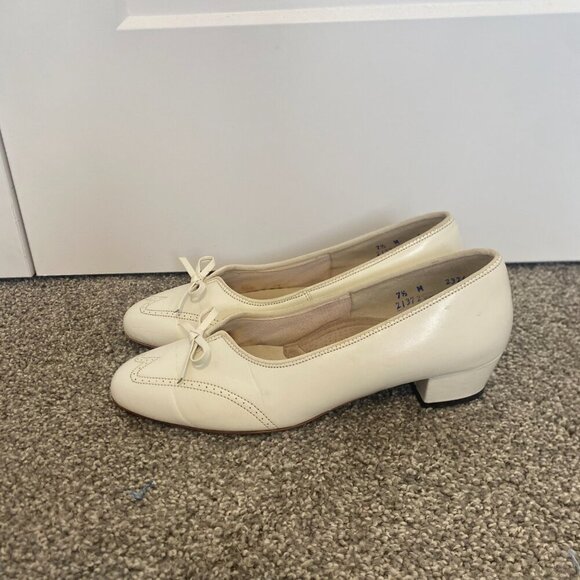Vintage Clinic White Leather Low Pump Heels W Wingtip Victorian Style Size 7 1/2 - Picture 2 of 11